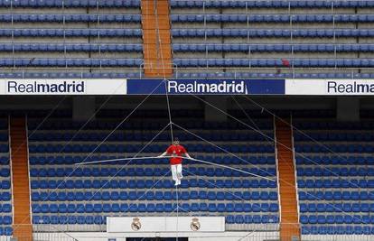 Na žici hodao iznad travnjaka Real Madrida 