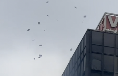 VIDEO Hrpa papira razletjela se iz izgorenog Vjesnika: 'Možda nekom doleti nešto zanimljivo'