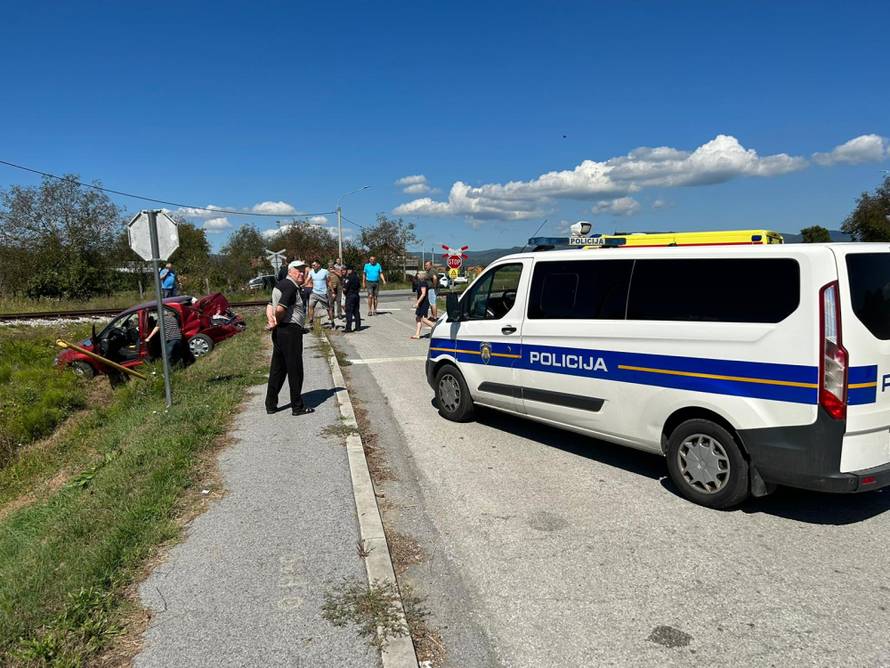 Čudo kod Požege! Pogledajte što je ostalo od auta na koji je naletio vlak! Ostali su živi