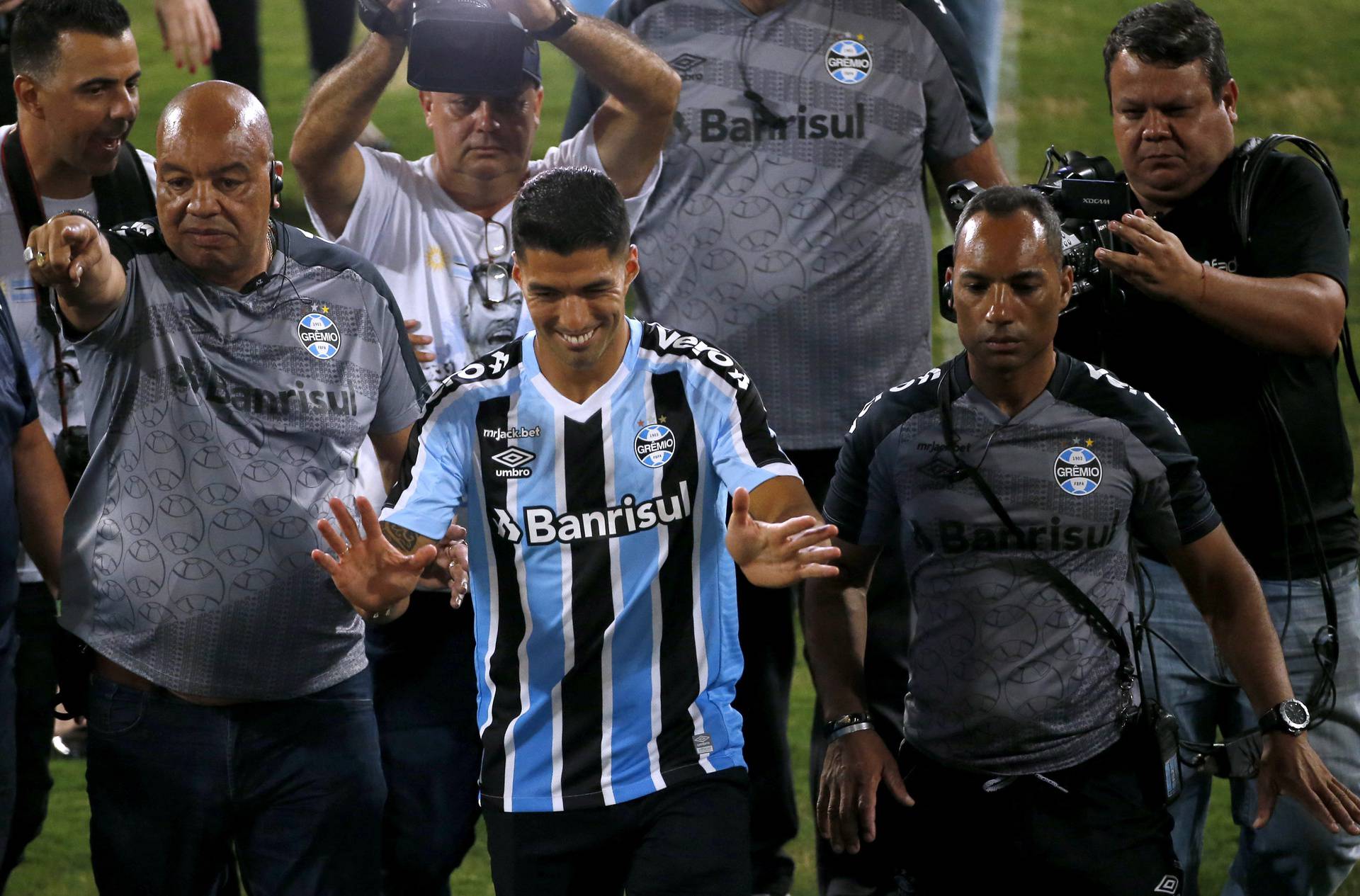 Gremio present new signing Luis Suarez