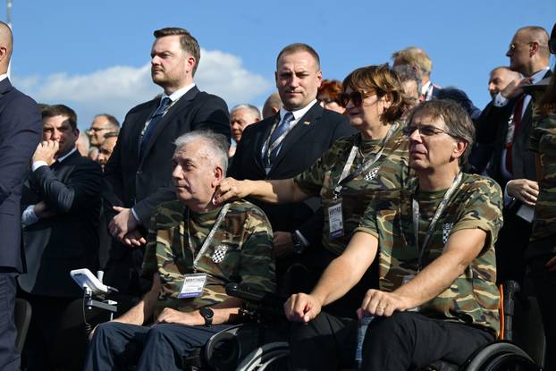 Zagreb: Uzvanici iz lože prate svečani vojni mimohod u povodu 30. obljetnice VRO Oluja