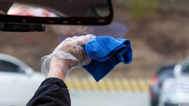 Očistite pravilno unutrašnjost vjetrobranskog stakla na autu