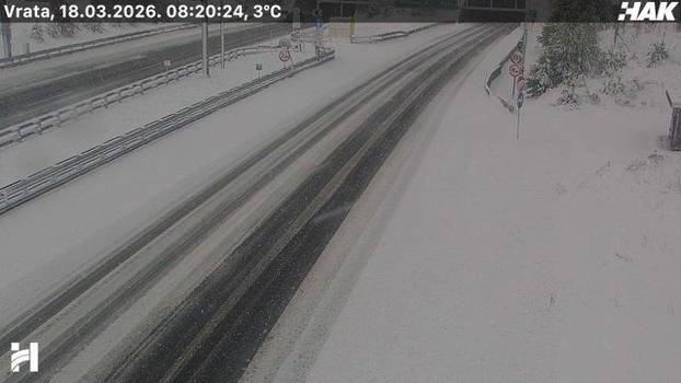 FOTO Snijeg zatrpao autocestu Zagreb - Rijeka: U Delnicama zaustavljaju vozače bez opreme