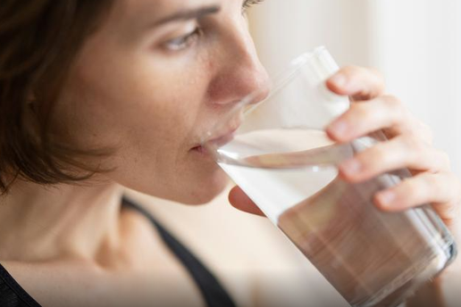 Za&scaron;to je zimi dehidracija &ccaron;e&scaron;&cacute;a nego &scaron;to mislite &ndash; i za&scaron;to je to opasno