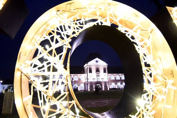 Virovitica: Središte grada sjaji  u blagdanskom ozračju jer traje manifestacija Advent u Virovitici