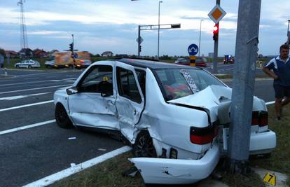 Hondom projurio kroz crveno i udario Volkswagen na križanju
