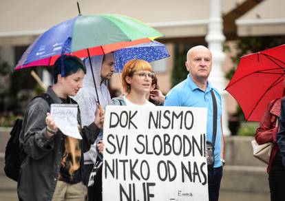 Pod šarenim kišobranima digle plakate i stale pred molitelje na Trgu: 'Ja o sebi odlučujem!'