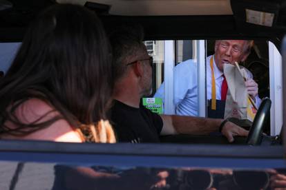 FOTO: Trump poslužuje u McDonald'su. Ruga se Harris