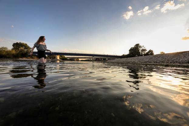 Vodostaj Save toliko je nizak da se može prehodati