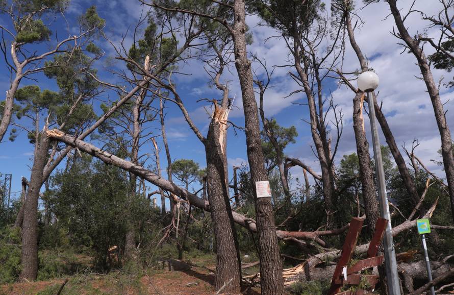 Posljedice velikog nevremena u Splitu, Marjan oštećen i zatvoren za građane
