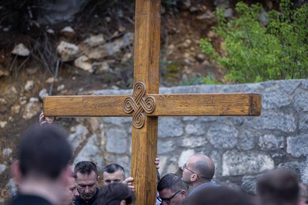 Mostar: Brojni vjernici sudjelovali na križnom putu