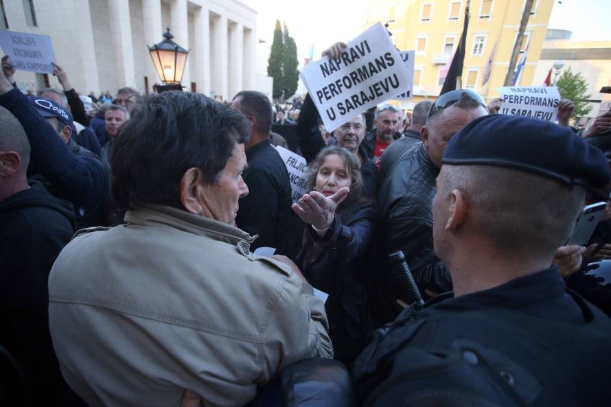 Policija izbacila HSP-ovce koji su ometali Frljićevu predstavu