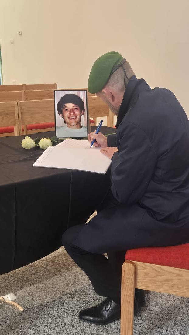 FOTO Posljednji ispraćaj heroja Vukovara Nicoliera:  Ljudi stižu iz cijele Hrvatske. Grad je pun...