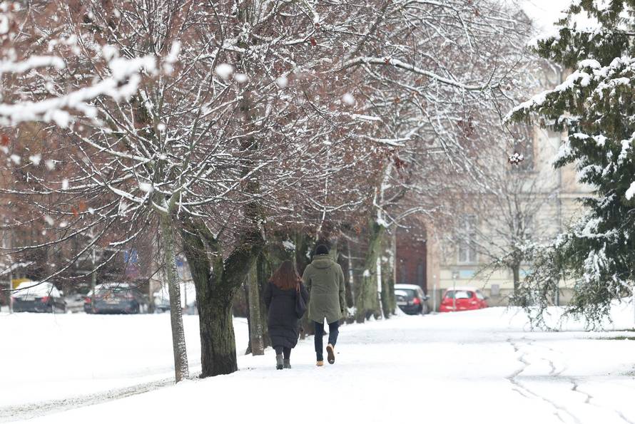 Snježni pokrivač je zabijelio je Osijek