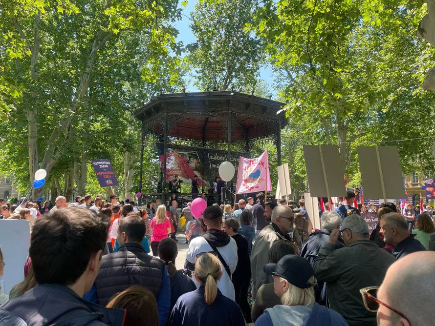 Krenula povorka Hod za život! Stotine ljudi stiglo s balonima i transparentima u Zagreb..