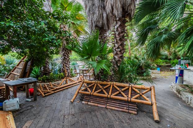 24sata: Palmižana: Reportaža o rušenju objekata Eduarda Tota Meneghella