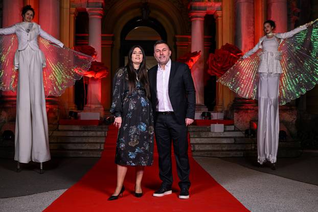 Zagreb: Dolazak uzvanika na dodjelu medijske nagrade "Večernjakova ruža" u Hrvatskom narodnom kazalištu