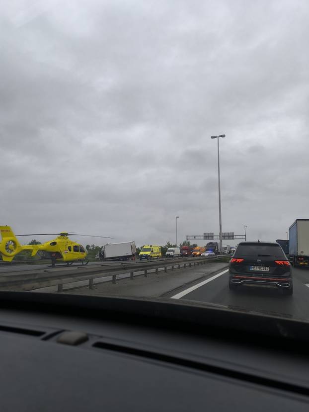 FOTO Šokantni prizori s A3:  U sudaru poginule dvije sestre