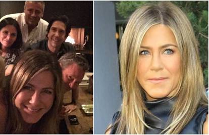 Aniston pokleknula i objavila selfie: 'Sad smo i tu prijatelji'