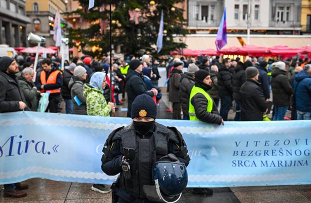 Zagreb: Molitelji i prosvjednici na Trgu bana Jelačića