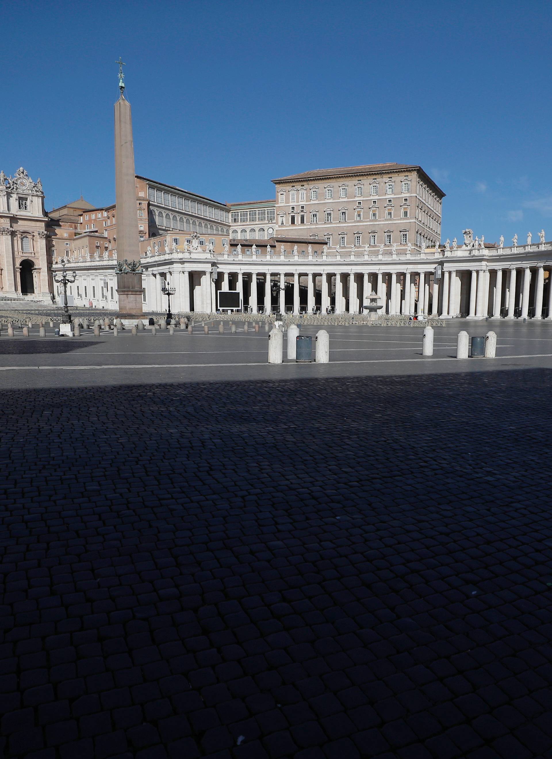 Video iz Rima: Papa ignorirao preporuke vlade i izašao van