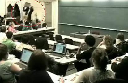Razjareni profesor razbio računalo svojem studentu