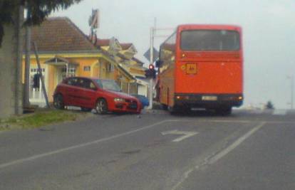 Autobus oduzeo prednost Fiatu pa naletio na njega