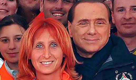 Šarmer Berlusconi zavodio među šatorima u L'Aquili