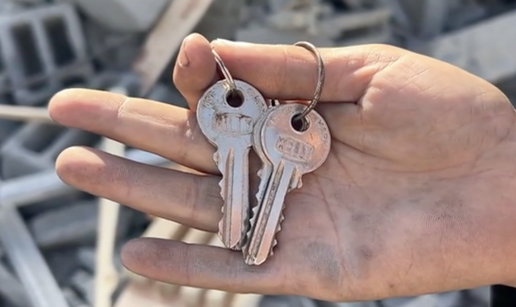 VIDEO Iz ruševina Gaze nose samo ključeve: ‘To je sve što mi je ostalo od doma’