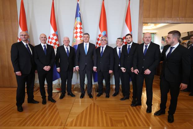 POOL: Predsjednik Milanovi? pozirao je s obitelji i prijateljima nakon inauguracije