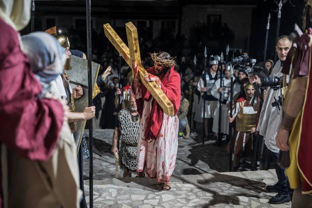 U Imotskom na Cvjetnicu uprizorena „Imotska Muka“, scenski prikaz Muke Gospodina našega Isusa Krista 