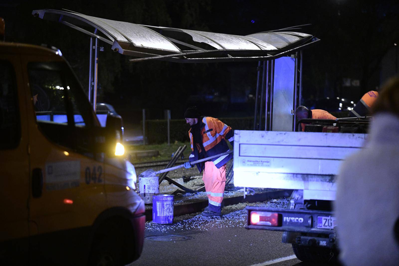 Zagreb: Auto na Horvaćanskoj naletio na tramvajsku stanicu