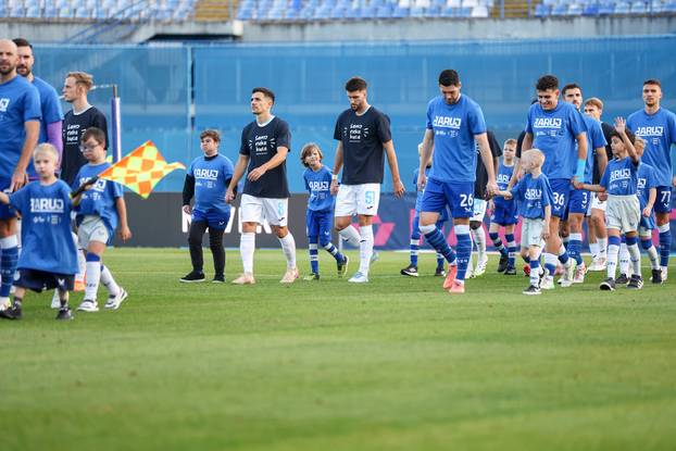 Igrači Dinama i Rijeke s djecom na terenu u sklopu humanitarne akcije "Daruj otkucaj života"