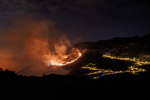 Zvjezdarnica Mosor - Pogled zvjezdanog sela na frontu koja se priblizava Sitnom Gornjem. 