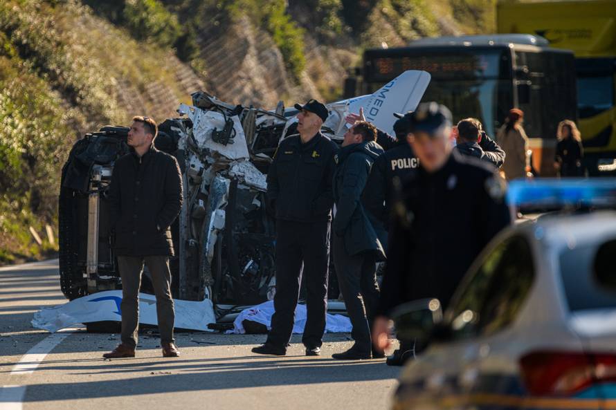 Stijena se odlomila i pala na kombi na magistrali kod Dubrovnika