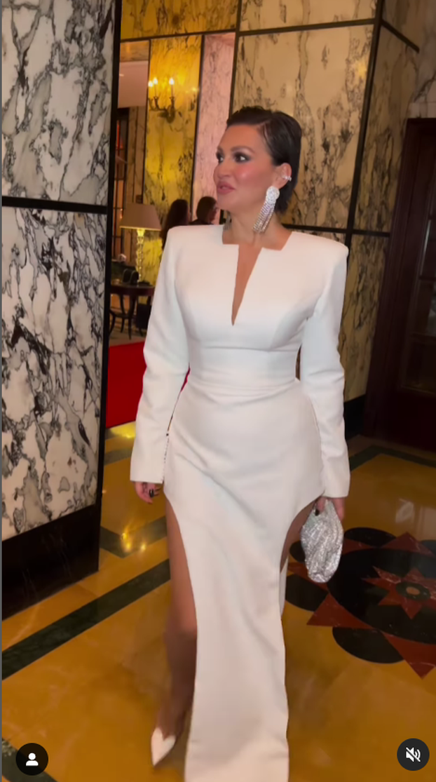 Seksi blagdanske kombinacije slavnih dama: Maja Šuput kao Mrazica, a Kim u crvenoj koži