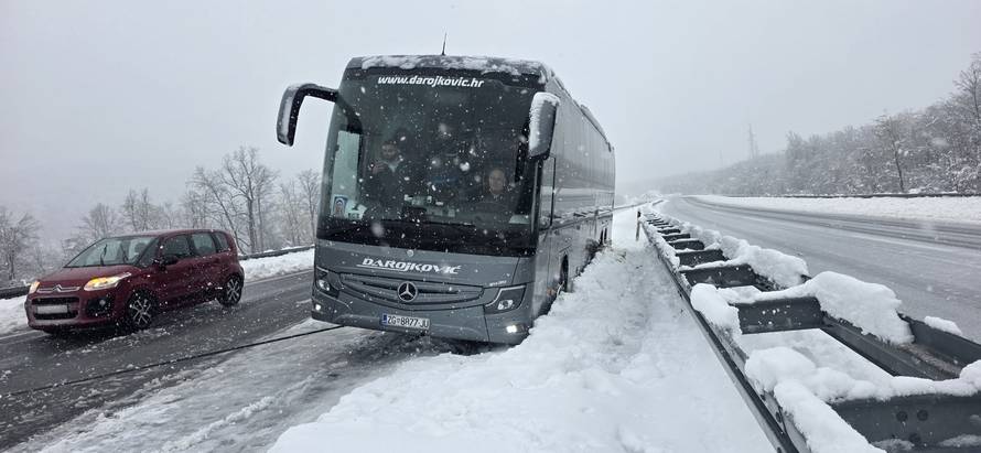 Autobus za Međugorje zapeo u snijegu na A1: 'Proklizao je kraj ograde, ali nastavili su svoj put'
