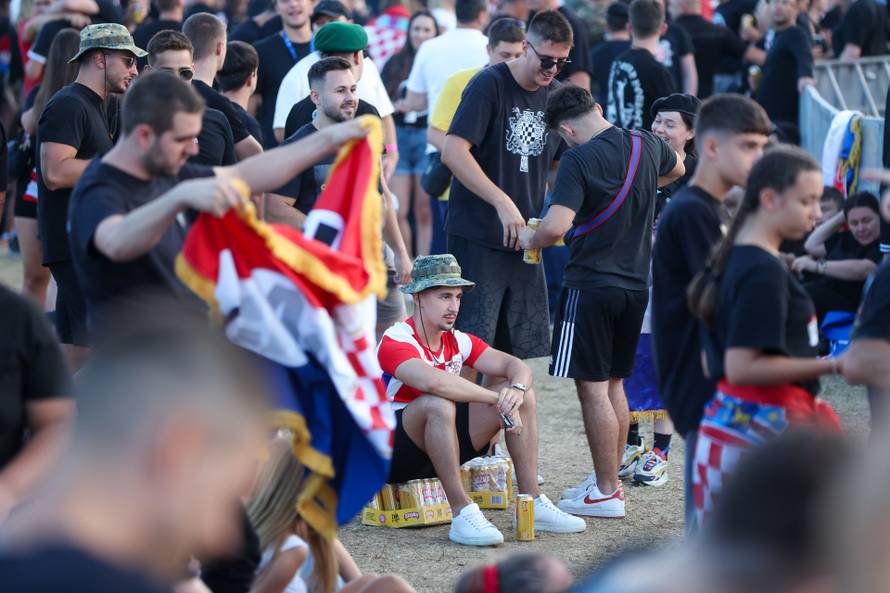 Sinj: Thompsonovi obožavatelji čekaju početak koncerta na hipodromu