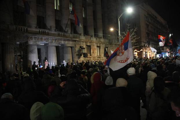 Beograd: Studenti u blokadi organizirali prosvjed u znak podrške zaposlenima u pravosuđu pod nazivom "Smjene umjesto čestitki" ispred zgrade Ustavnog suda
