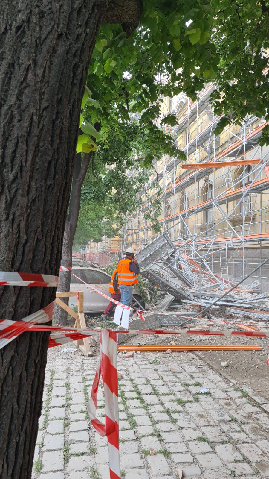 VIDEO Drama u Zagrebu! Urušio se dio zgrade. 'Radnici su trčali, porazbijalo je parkirane aute'