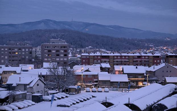 Zagreb: Snijeg zabijelio grad