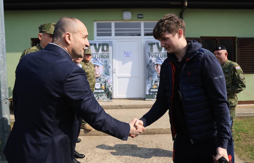 Ministar Anušić i general Kundid na prvom danu TVO-a na Slunju