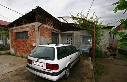 Obitelj večerala u kuhinji dok je lopov krao u sobi