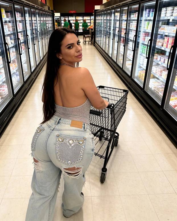 FOTO Fatalna gutačica vatre vrti muškarce oko prsta: 'Čude se da ovako seksi žena riga vatru...'