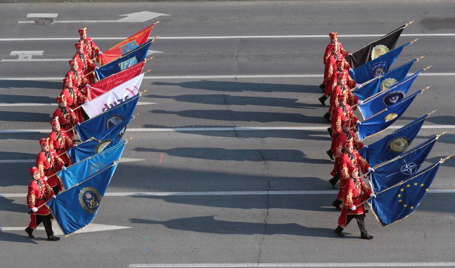 ARHIVA - Na današnji dan 2015. u Zagrebu održan veliki vojni mimohod