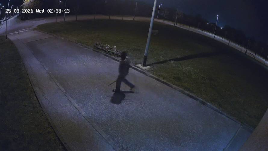 Sramota u Sopnici. Maskirani tip išarao Gospin kip i ispisao nacističke simbole: 'Gnjusno!'