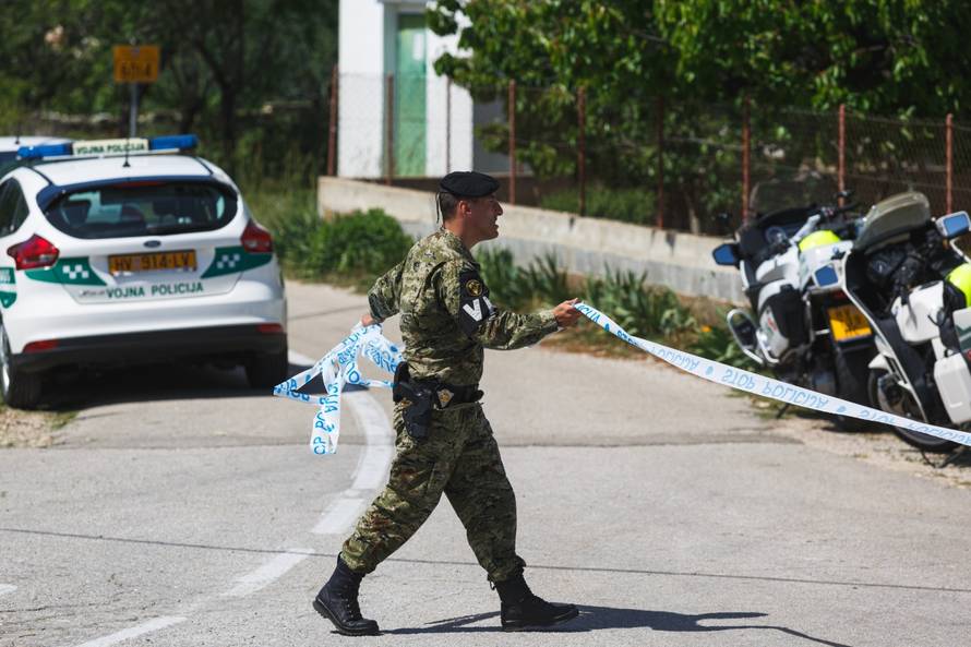Biljane Donje: Vojskao dvezla vojni avion u bazu