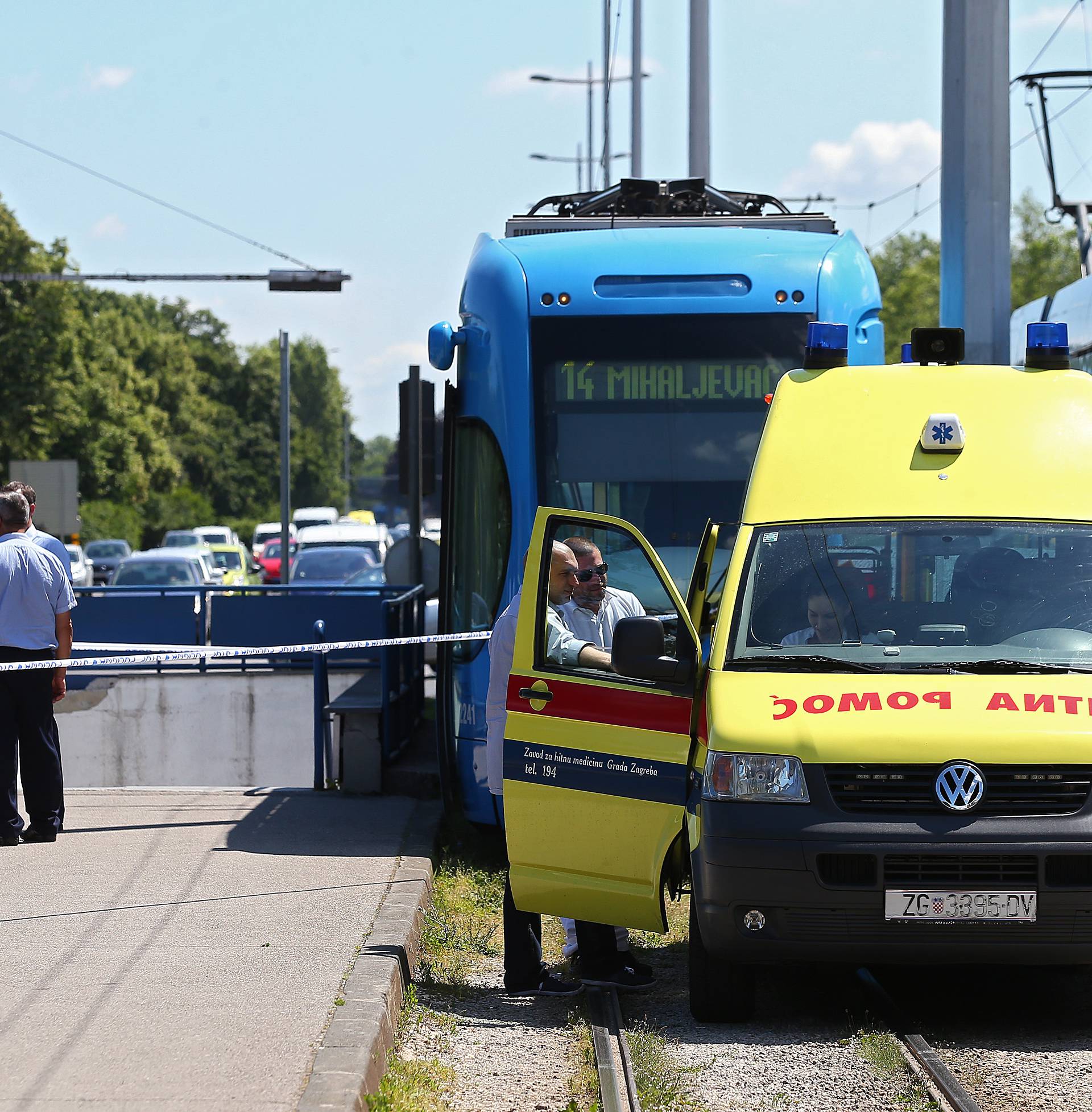 Nesreća u Zagrebu: Morali su dići  tramvaj  da izvuku pješaka