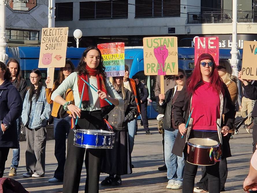 Molitelji opet na zagrebačkom Trgu. Tu je i kontraprosvjed: 'Klečite u svojoj spavaćoj sobi'