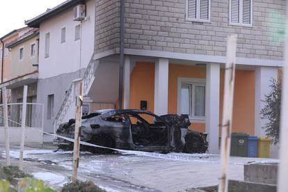 Potpuno je izgorio  parkirani automobil u Kaštel Gomilici